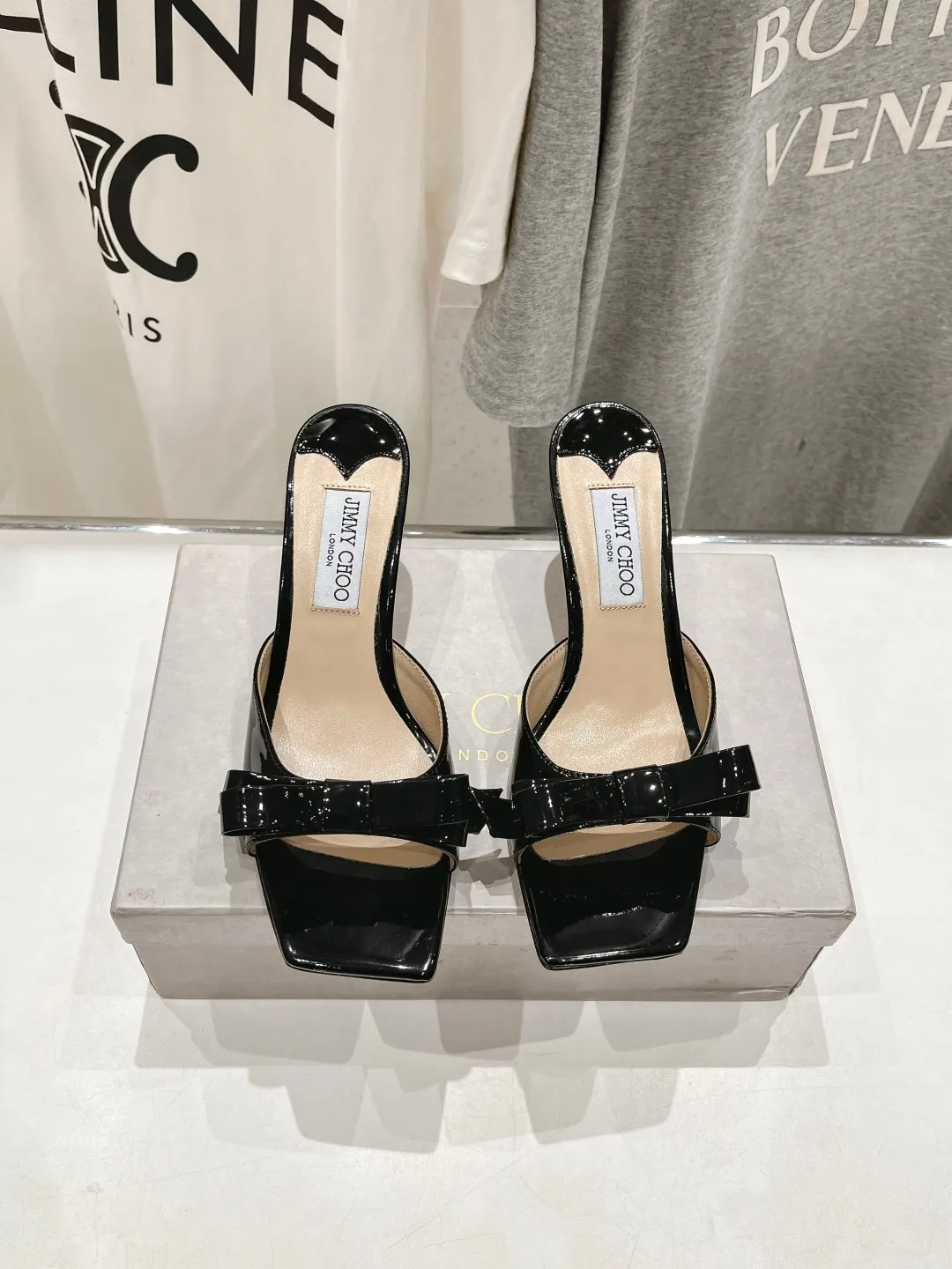 The high version leaves the factory 💰580 JIMMY CHOO*｜JC/Jimmy Zhou 2024ss summer new bow high-heeled slippers. Original last, perfect lines, simple and elegant, thick heels that show temperament on the feet, comfortable and versatile, and can also elongate the legs, make them taller, slimmer and longer. JC is best at girls who are sweet, and it adds seductive sexiness 😍 ✔Fabric: imported cow patent leather ✔Lining: imported crystal sheepskin ✔Sole: Italian genuine leather outsole ✔Heel height: 6.5cm ✔Size: 35-39 (custom-made 40 to 41 non-refundable)